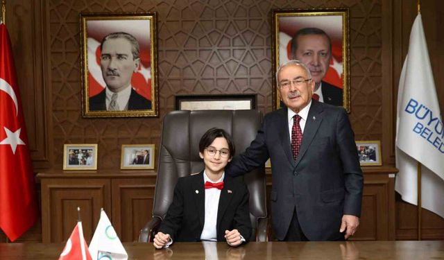 Başkan Güler koltuğunu 6'ncı sınıf öğrencisi Dağhan Öztürk'e devretti