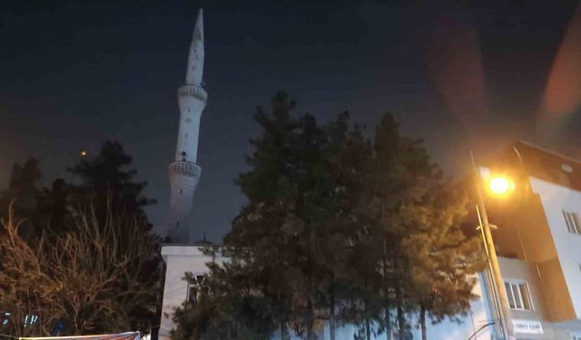 Batman'da cami minaresine yıldırım düştü