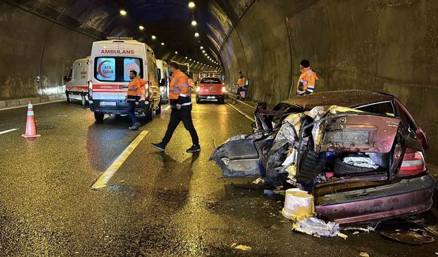 Bolu Dağı Tüneli'nde tırla çarpışan otomobil hurdaya döndü: 5 yaralı