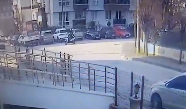 Bolu'da hafif ticari araç ile motosikletin çarpıştığı kaza kamerada