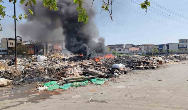 Buca'da sanayi atıklarının döküldüğü alanda yangın çıktı