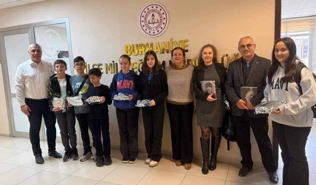 Burhaniye'de başarılı öğrenciler ödüllendirildi
