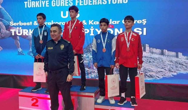 Bursa Büyükşehir Belediyesporlu güreşçiler Türkiye Şampiyonası'nda 3 madalya kazandı