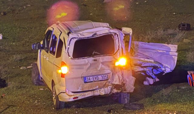 Cizre'de hafif ticari araç şarampole yuvarlandı: 1 ölü, 1 ağır yaralı