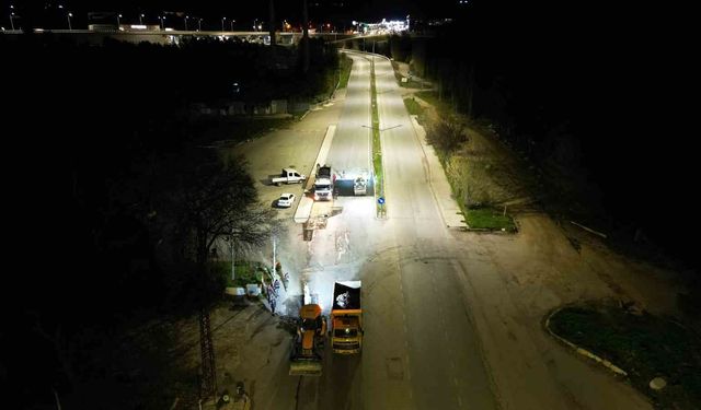 Çorum Belediyesi'nde gece mesaisi: Gece onarılan yol sabah trafiğe açıldı