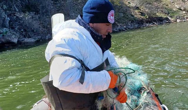 Çorum'da baraj gölünde yasa dışı av araçları ele geçirildi