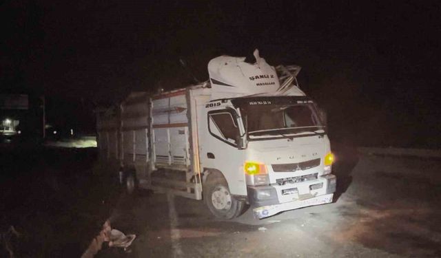 Çorum'da hafif ticari araç kamyona çarptı: 3 yaralı