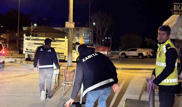Çorum'da kaldırım işgaline gece denetimi