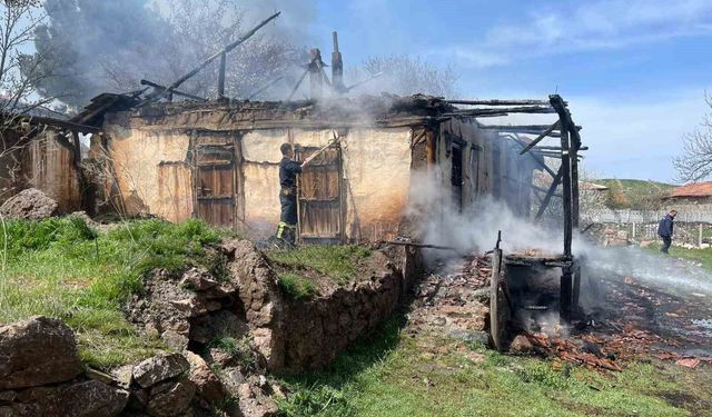 Çorum'da metruk ev yangını