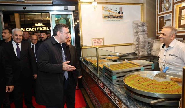 Cumhurbaşkanı Yardımcısı Yılmaz'dan Diyarbakır'da 'tatlı' molası