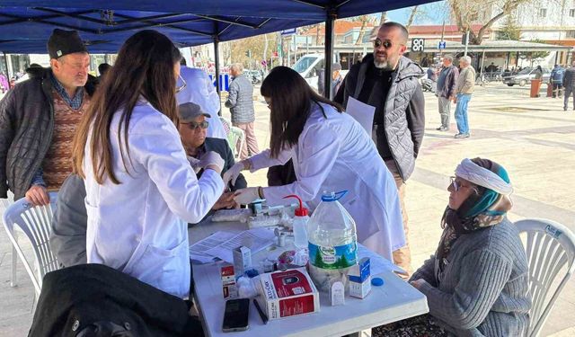 Deprem sonrası doktorlardan Sındırgı'ya özel ilgi