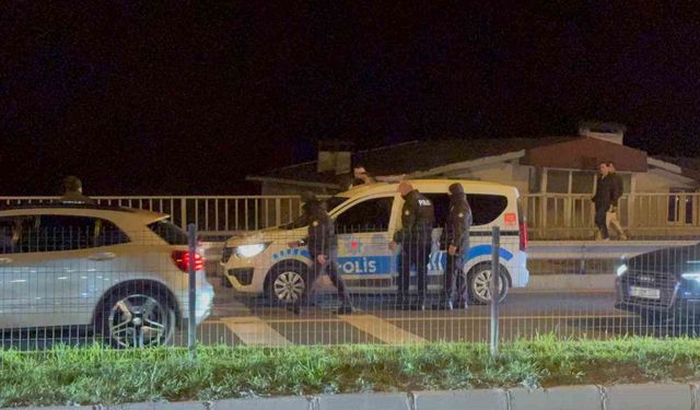 'Dur' ihtarına uymayan alkollü sürücü polis aracına çarptı: 3 gözaltı