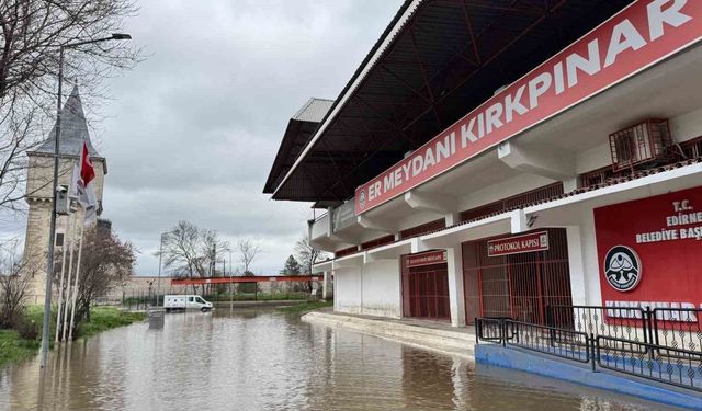 Edirne'de nehir taşkını: Sular Er Meydanına ilerliyor