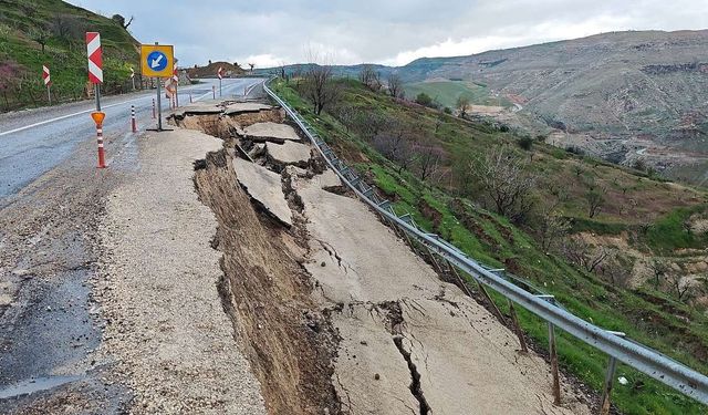 Eruh kara yolunda heyelan: Yolun bir bölümü çöktü