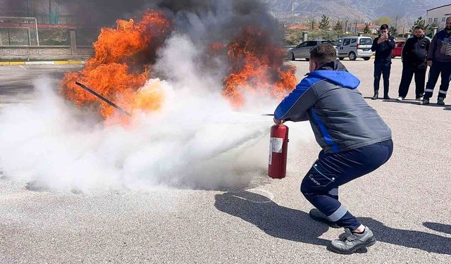 Erzincan'da itfaiyeden kurum personeline yangın eğitimi