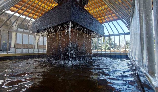 Erzurum'da 'dört mevsim' bir arada: Bir yanda kar esareti, bir yanda Palandöken'de kayak, bir yanda parklarda bahar keyfi, bir yanda buz tutan şadırvanlar