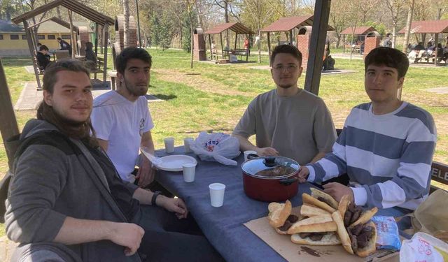 Eskişehir'de gençler doğa ve tarih gezisinin ardından mangalda buluştu
