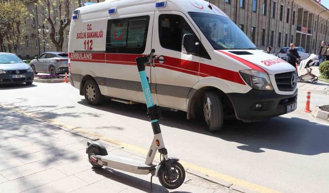 Eskişehir'de otomobil scooter'a çarptı