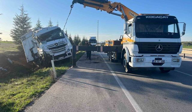 Ev eşyası yüklü tır şarampole devrildi