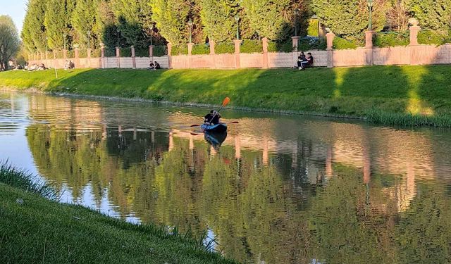 Gençlerin Kanlıkavak'ta kano keyfi
