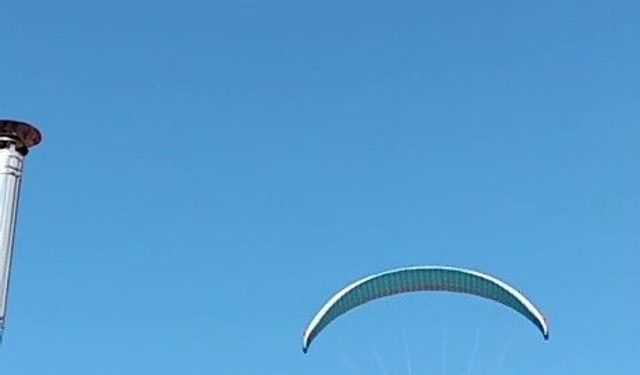 Gökyüzünde gülümseten anlar, paraşütçüyü çaya davet etti