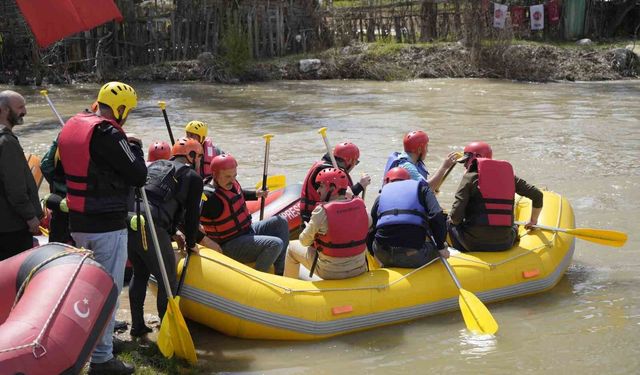 Gümüşhane'de Kelkit Çayı'nda rafting heyecanı