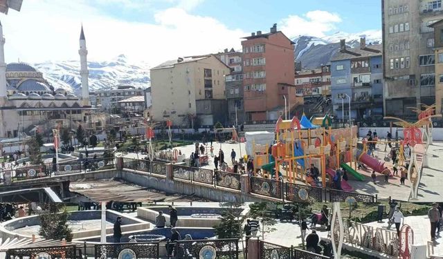 Hakkari güneşli havayı fırsat bilenler parka akın etti