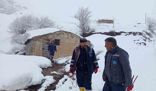 Hakkari'de kar altında su deposu kontrolü