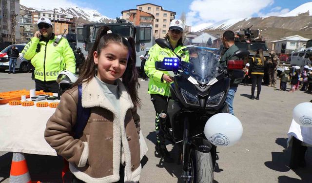 Hakkari'de Polis Haftası etkinliğine yoğun ilgi