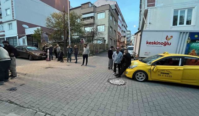 Harç karma makinesi, ticari taksinin üzerine devrildi