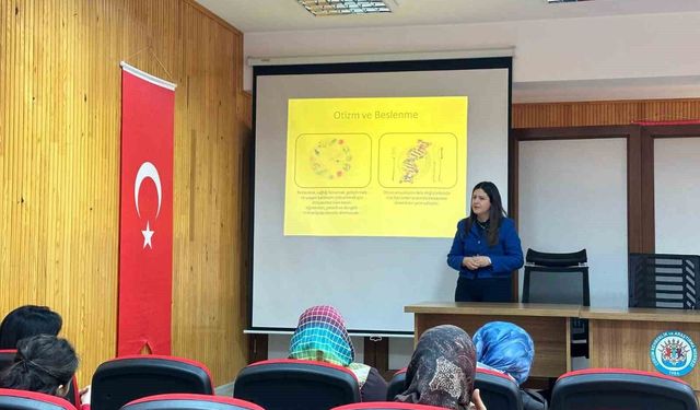 Hitit Üniversitesi Bilim Kafe'de otizm ve beslenme konuşuldu