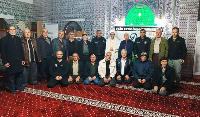 İhbar üzerine camiye gelen polisler sürpriz kutlamayla karşılaştı