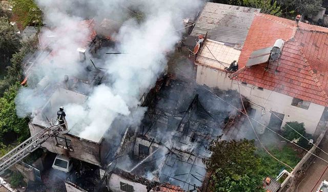 İki katlı gecekonduda çıkan yangın bitişiğindeki eve sıçradı