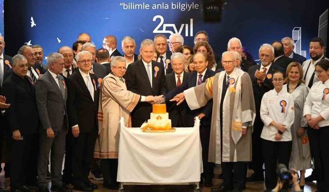 İzmir Ekonomi Üniversitesi'nde 25'inci yıla coşkulu kutlama