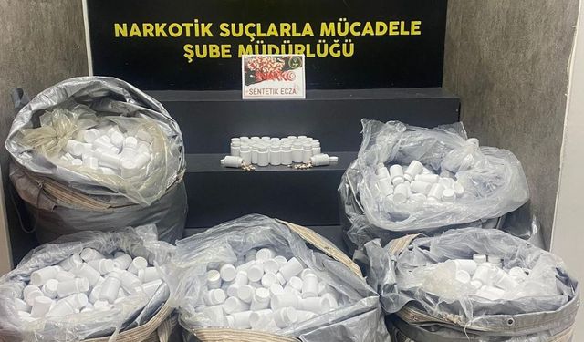 İzmir'de durdurulan araçtan 156 bin uyuşturucu hap çıktı
