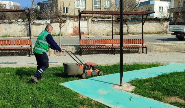 Kahta Belediyesi'nden park ve yeşil alanlarda yoğun yaz mesaisi