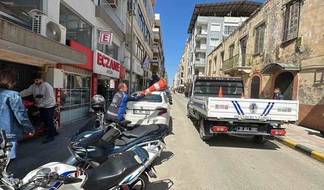 Kaldırım işgalini önlemek için operasyona çıkan zabıtanın görev aşkı, esnafın ısrarını yendi