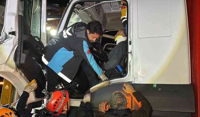 Kamyon tıra çarptı, sürücü kabinde sıkıştı: Ekipler zamanla yarıştı