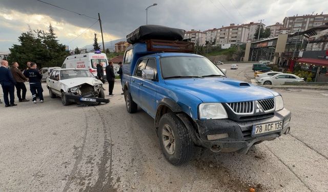 Kamyonetle otomobil çarpıştı: 1 yaralı