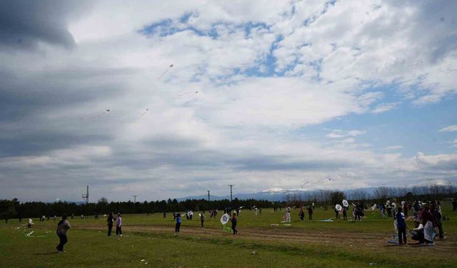Kastamonu'da 23 Nisan çocukları, uçurtma uçurarak gönüllerince eğlendi