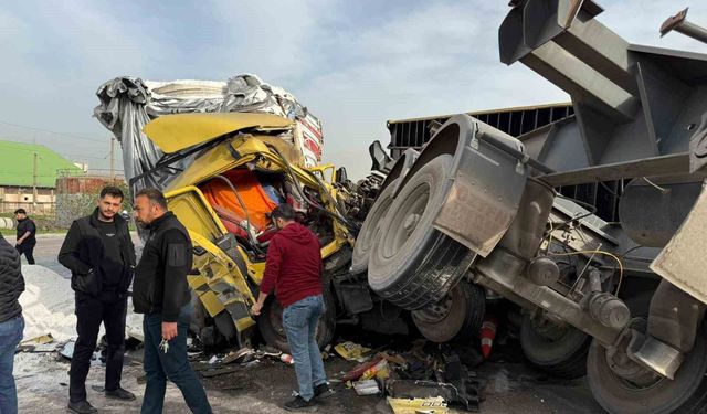 Kazada tırdan devrilen konteyner araçları hurdaya çevirdi