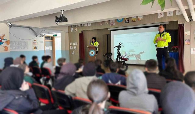 Kemah'ta öğrenci ve öğretmenlere trafik eğitimi verildi