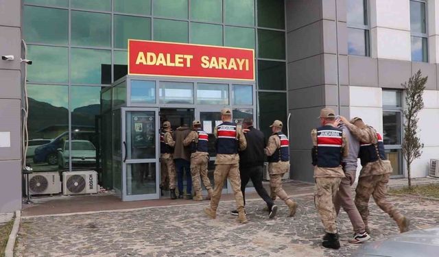 Kendini polis ve savcı olarak tanıtıp 2 milyon lira vurgun yapan 3 şüpheli tutuklandı