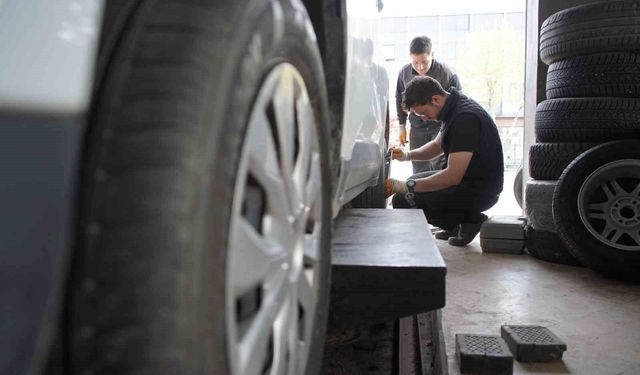 Kış lastiği zorunluluğu bitti, değişim mesaisi başladı: 'Sıcaklar artmadan yaz lastiklerine geçiş yapılmalı'