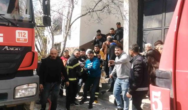 Komşusunu kurtarmak isterken yangının ortasında kaldı