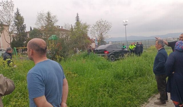 Kontrolden çıkan otomobil, kaldırımda yürüyen 17 yaşındaki genci hayattan kopardı
