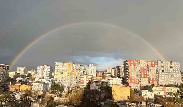 Kurtalan'da yağmur sonrası gökkuşağı göz kamaştırdı