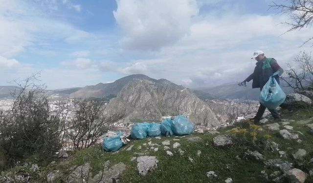 Kuşkonmaz için çıktığı dağda 6 torba çöp topladı