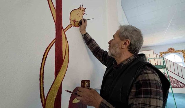 Kütahyalı imam görev yaptığı camileri hat ve nakkaş sanatı ile süslüyor