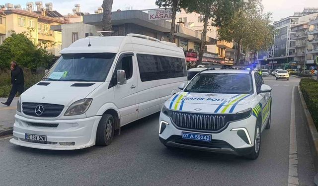 Manavgat'ta motosiklet ile minibüs çarpıştı: 1 yaralı